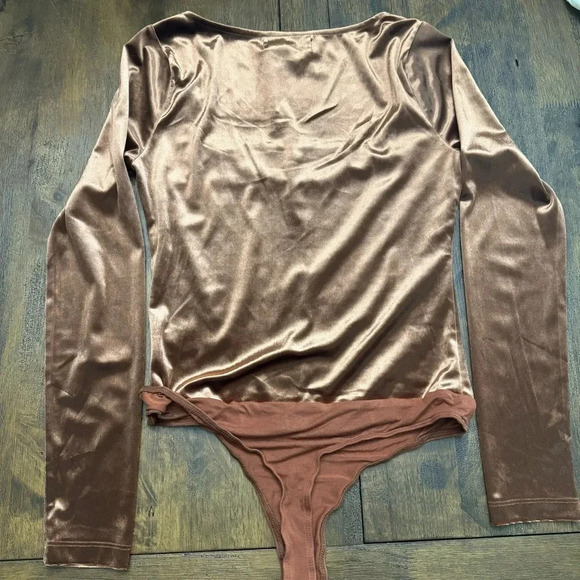 NWT Lulus square-neck satin bodysuit. Long sleeves, amber rust brown. Sz small. - Picture 3 of 9